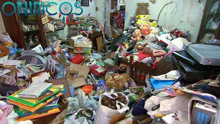 Soñar con basura en casa