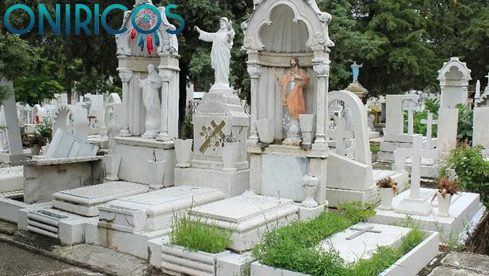 Dreaming about graves - oneiromancy