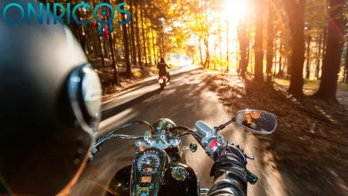 meaning of Dreaming about traveling by motorcycle on the highway