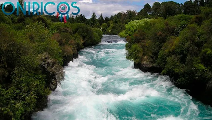 significado de soñar con agua que corre