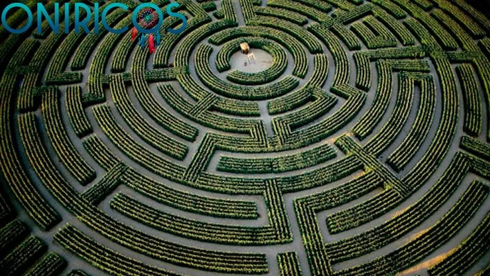 dreaming about complex labyrinths - oneiromancy