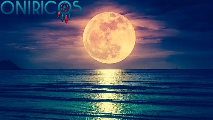 dreaming about the moon - oneiromancy