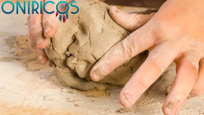 Soñar con barro o lodo